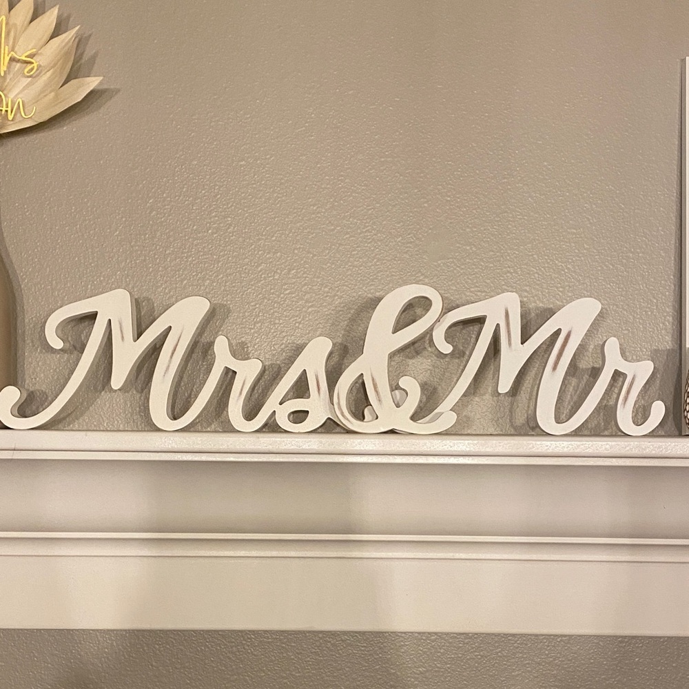 White 'Mrs & Mr' Wall Decor